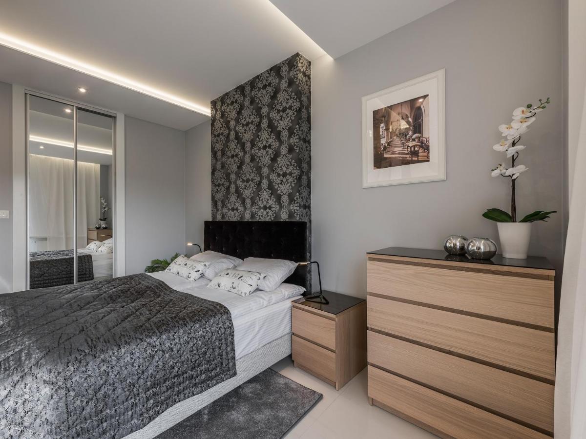 Black Pearl Apartment Krasków Εξωτερικό φωτογραφία